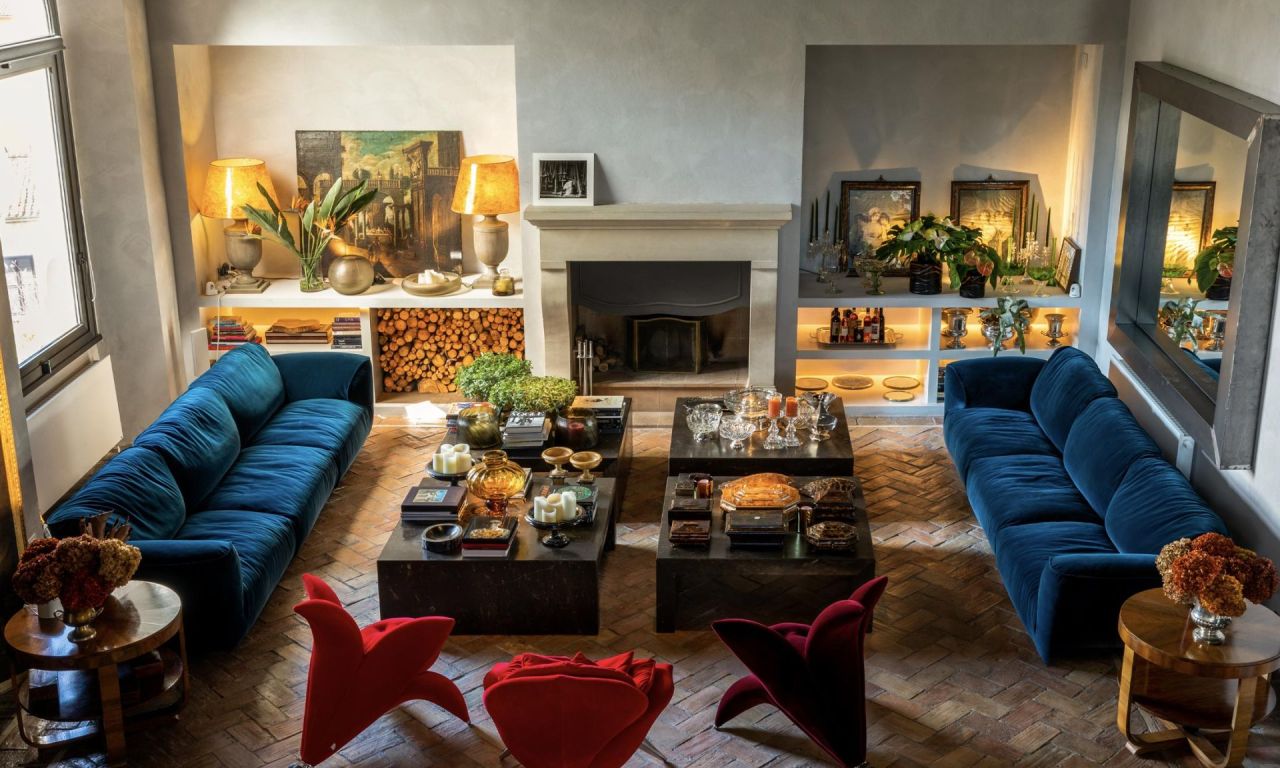   Grande Soffice  &  Flower Collection   Il divano di Francesco Binfaré e le poltroncine di Masanori Umeda nel soggiorno principale ricco di “meraviglie”