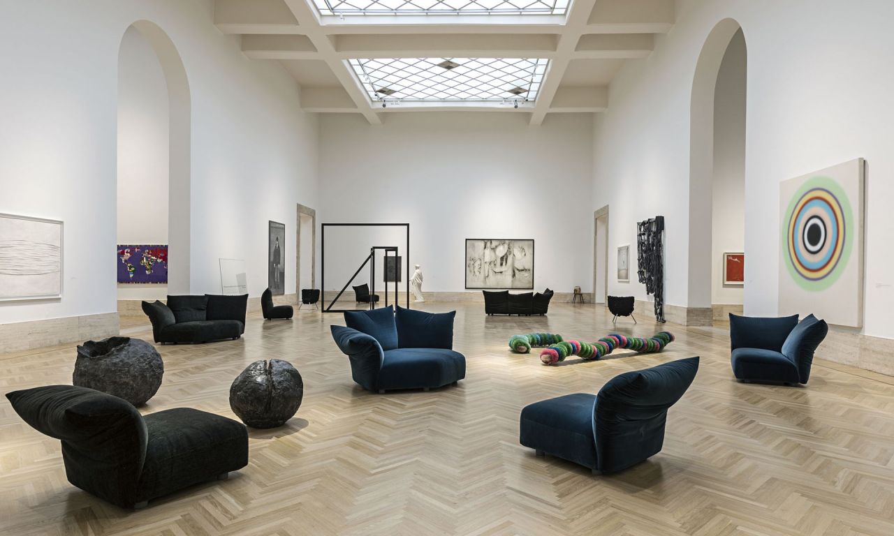 La Galleria Nazionale I prodotti Edra dialogano con le prestigiose opere della Galleria Nazionale di Arte Moderna e Contemporanea dentro la mostra Time is Out of Joint, l’allestimento voluto dalla Direttrice Cristina Collu.