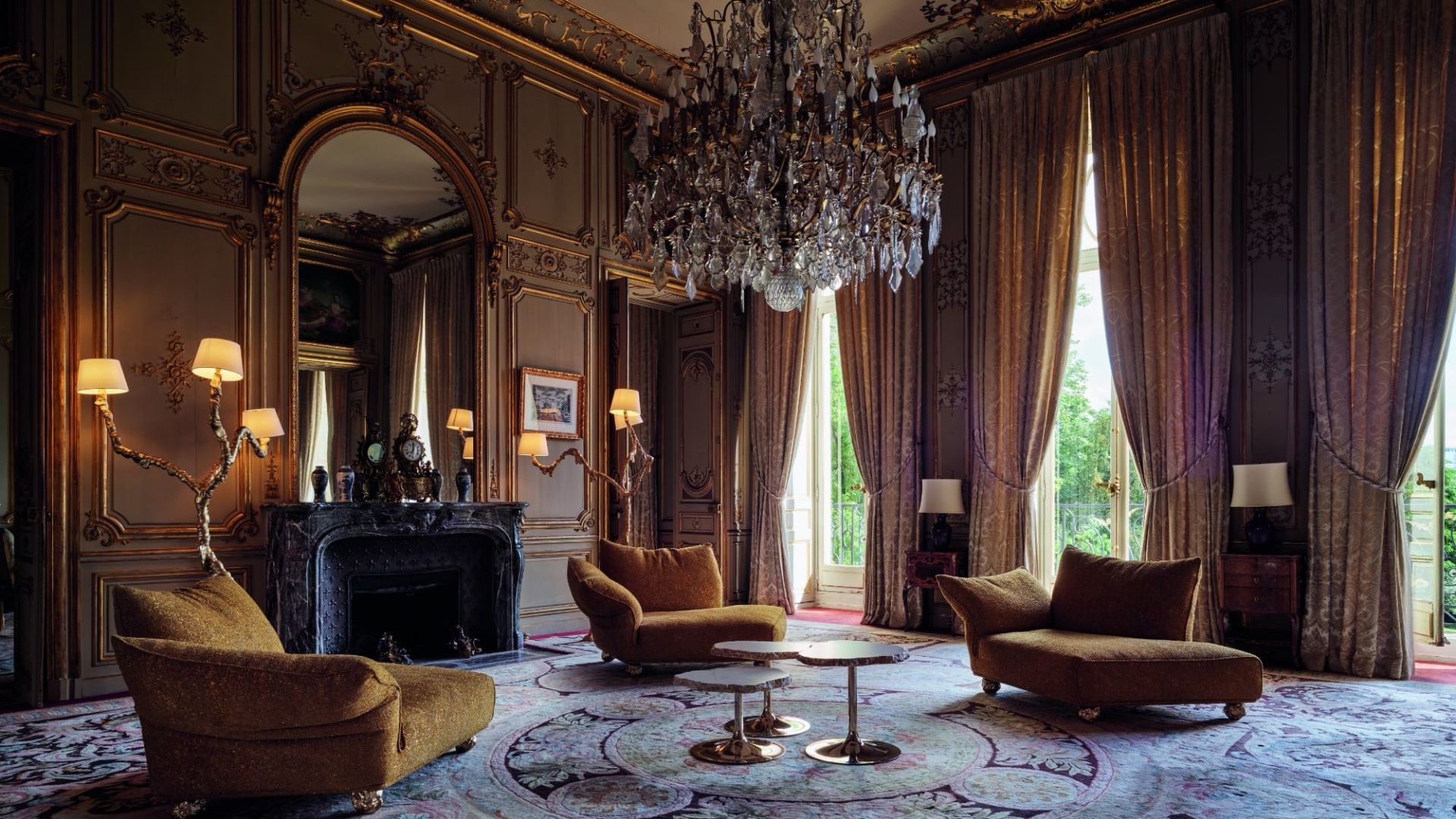  Standway, Ines et Cicladi. Le pr&eacute;cieux Salon des All&eacute;gories est meubl&eacute; par les trois canap&eacute;s rev&ecirc;tus de Minerals Collection Pure Gold en versions chaise longue avec pieds Pepita, tables en alb&acirc;tre et lampe dor&eacute;e. 
