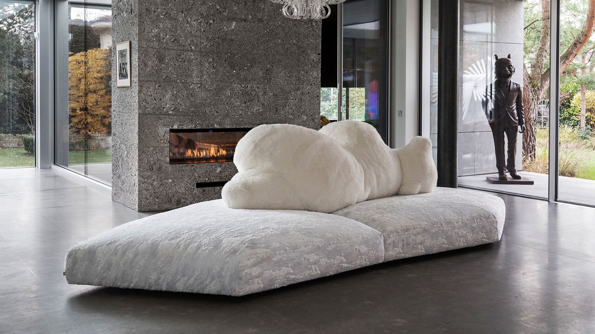   Pack .&nbsp;in front of the chimneypiece covered in Ceppo del Gr&eacute; stone 