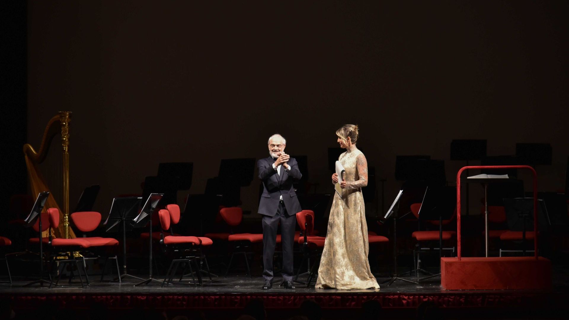  Teatro alla Scala. Some shots from the Evening of Honor. On the previous page, guests in the hall. On this page the closing of the concert with a projection of the works of Giovanni Gastel. On the following page a frame from the video interview with Francesco Binfar&eacute;. 