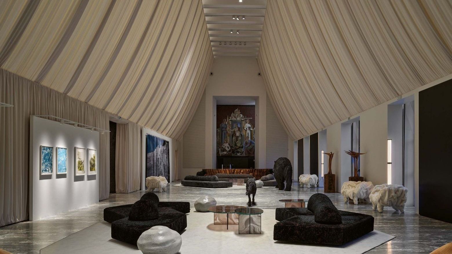  Casa Italia, Triennale di Milano. Der Salone d&rsquo;Onore empf&auml;ngt nationale und internationale G&auml;ste in einer von der Berglandschaft inspirierten Atmosph&auml;re. 