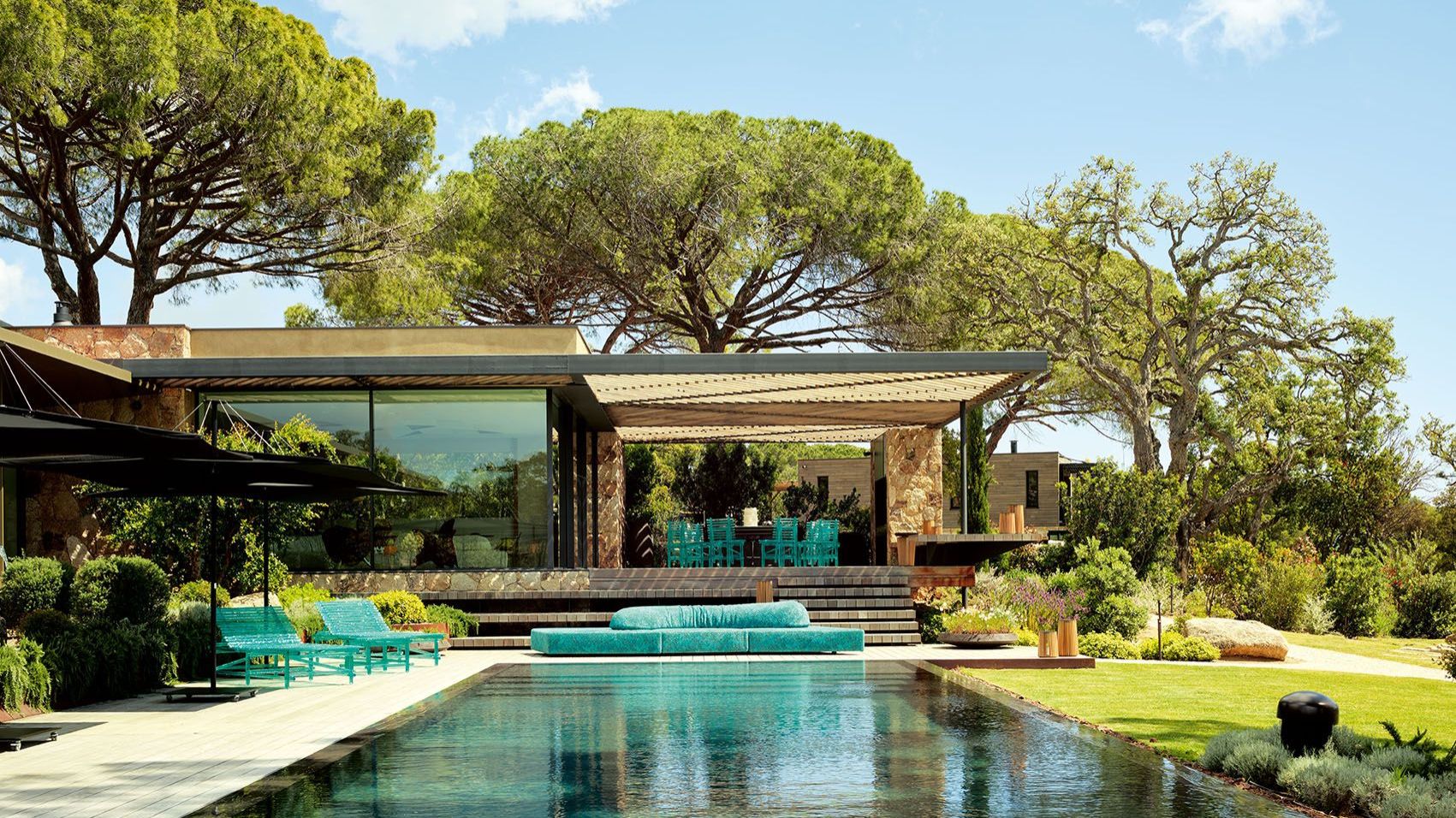   On the Rocks Outdoor et A&rsquo;mare.  Le canap&eacute;, rev&ecirc;tu du tissu Every Stone Amazonite, ainsi que la collection de mobilier d&rsquo;ext&eacute;rieur, refl&egrave;tent la lumi&egrave;re et les couleurs des piscines. 