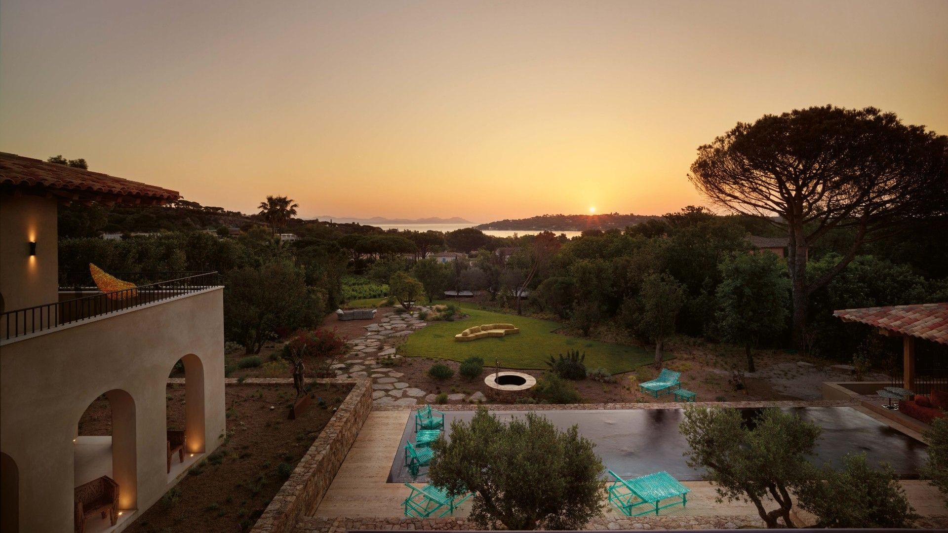  The villa garden at dawn. Edra&rsquo;s outdoor collections admire the sunlight and landscape. 