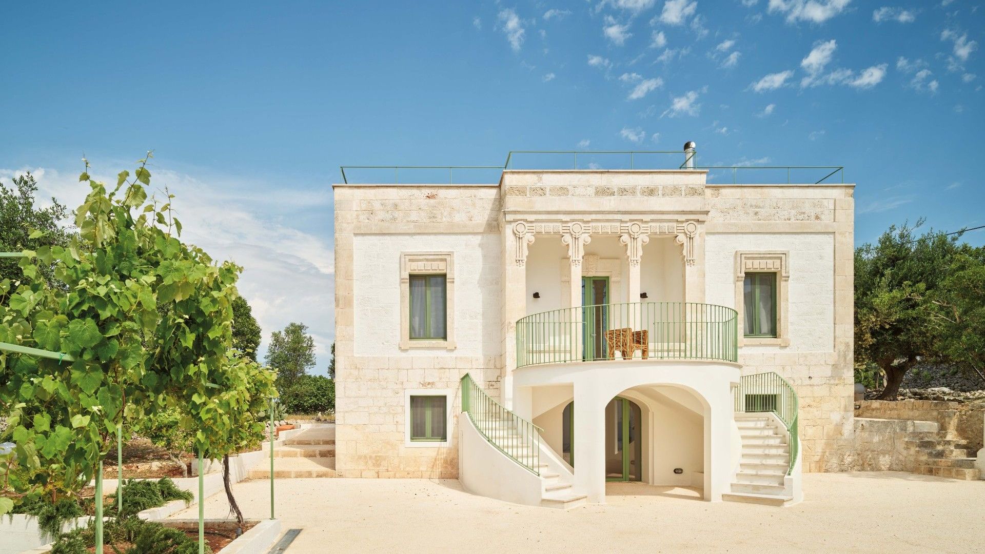  Die Liberty-Villa in der Landschaft von Ostuni, eingebettet in die mediterrane Macchia. 