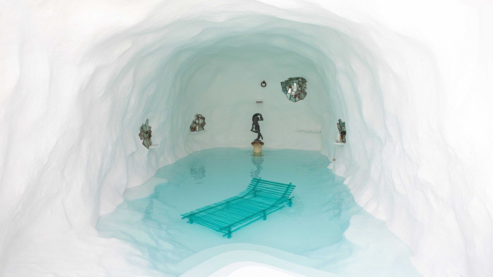   A'mare . The sun loungers from Jacopo Foggini&rsquo;s collection immersed in the tub created by the artist Savvas Laz for the Grotta project, in the docking of the Li Galli island. 
