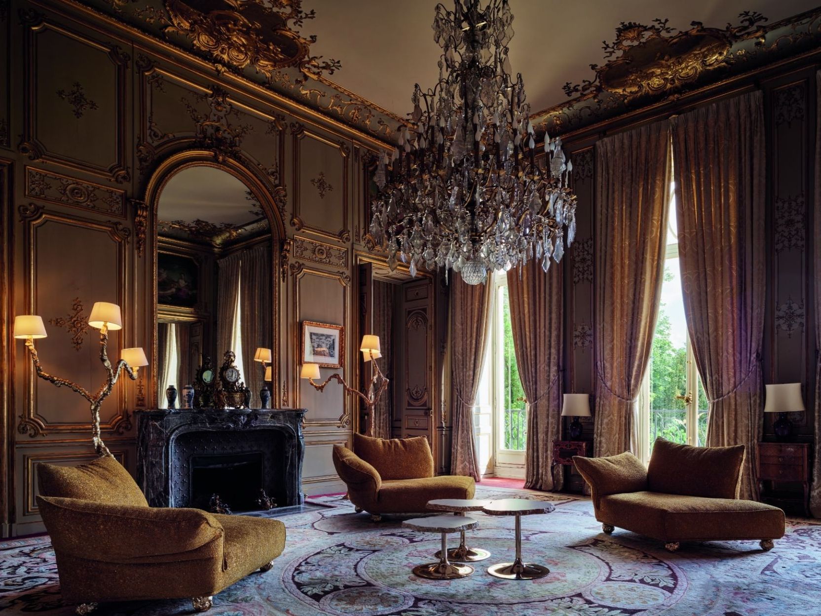  Standway, Ines und Cicladi. Die Einrichtung des kostbaren Salons der Allegorien besteht aus drei Sofas, die mit Minerals Collection Pure Gold bezogen sind, in Chaiselongue-Versionen mit Pepita-Füßen, Alabastertischen und einer vergoldeten Lampe. 