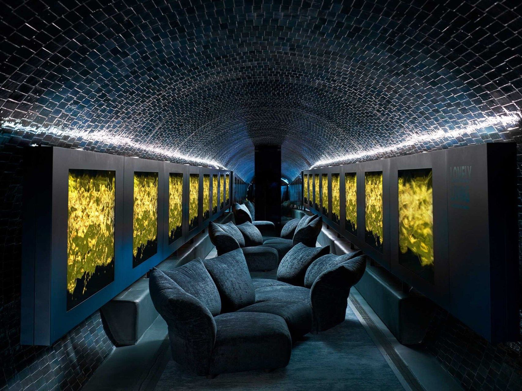   Standard . Harmony of movement between the sofa by Francesco Binfaré thanks to the Smart Cushion that tilts the armrests and backrests and the work of Plessi, which flows through the gallery like a river 