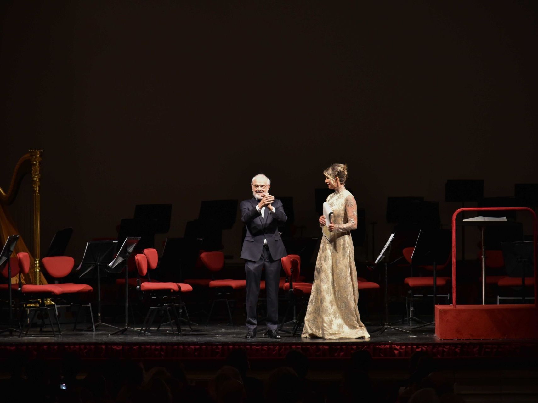 Teatro alla Scala. Some shots from the Evening of Honor. On the previous page, guests in the hall. On this page the closing of the concert with a projection of the works of Giovanni Gastel. On the following page a frame from the video interview with Francesco Binfaré.