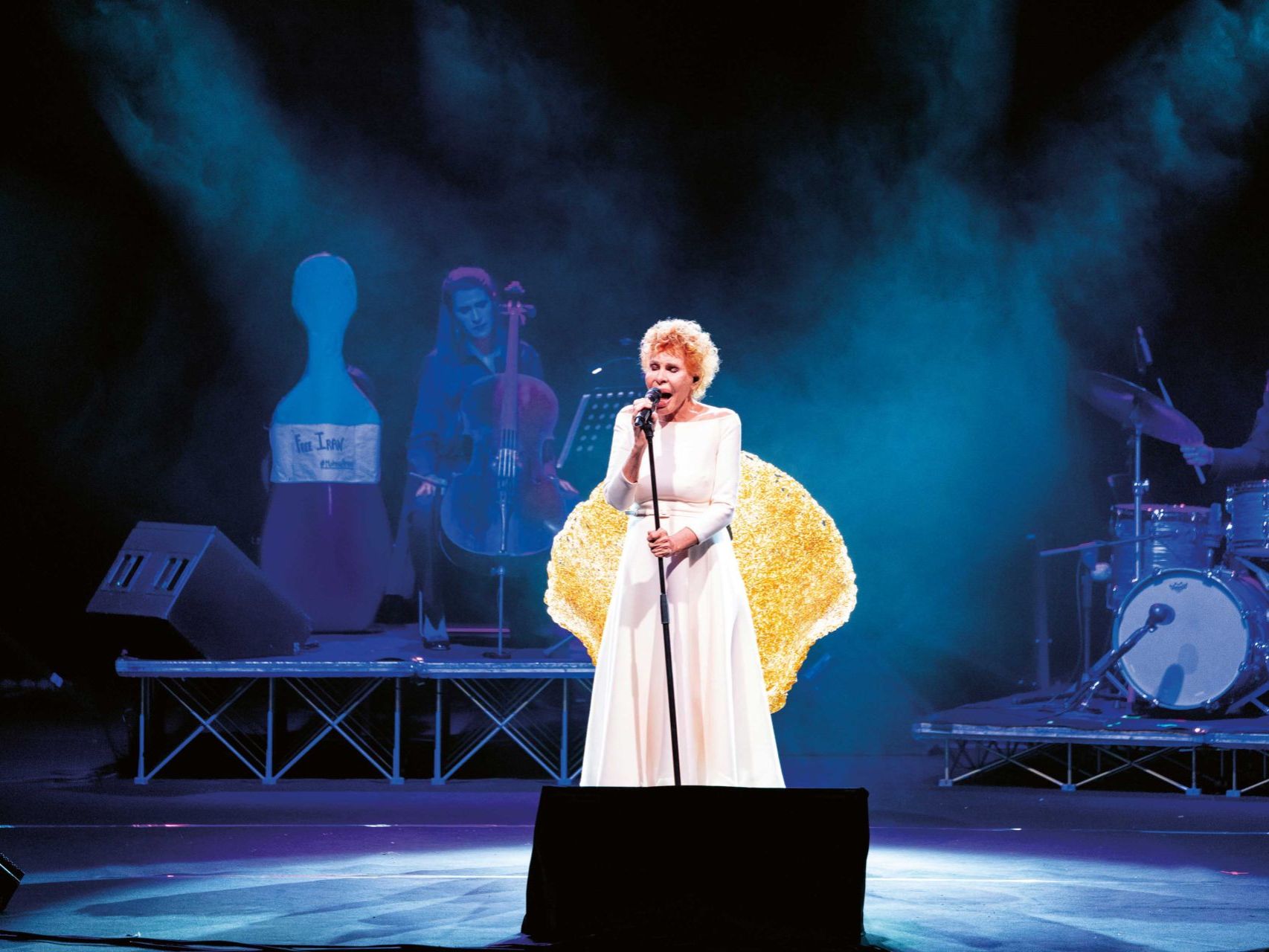  Ornella Vanoni with the Margherita armchair on stage during the Italian tour of “Women and music”, 2022 / 2023. 