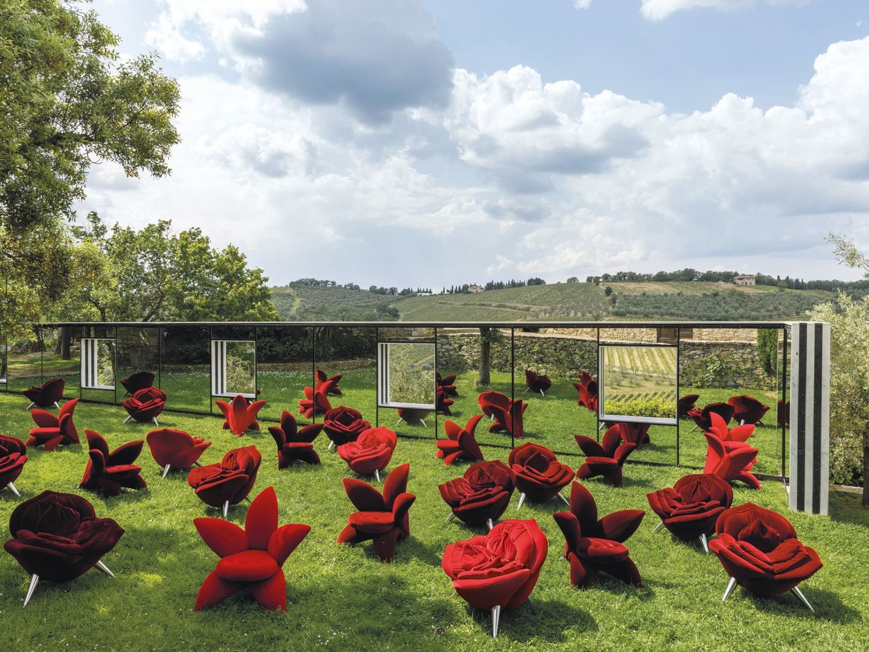 Rose Chair e Getsuen It blooms in the garden of the work "On the vineyards: points of view" by Daniel Buren: a hall of open -air holidays from which to admire the landscape.