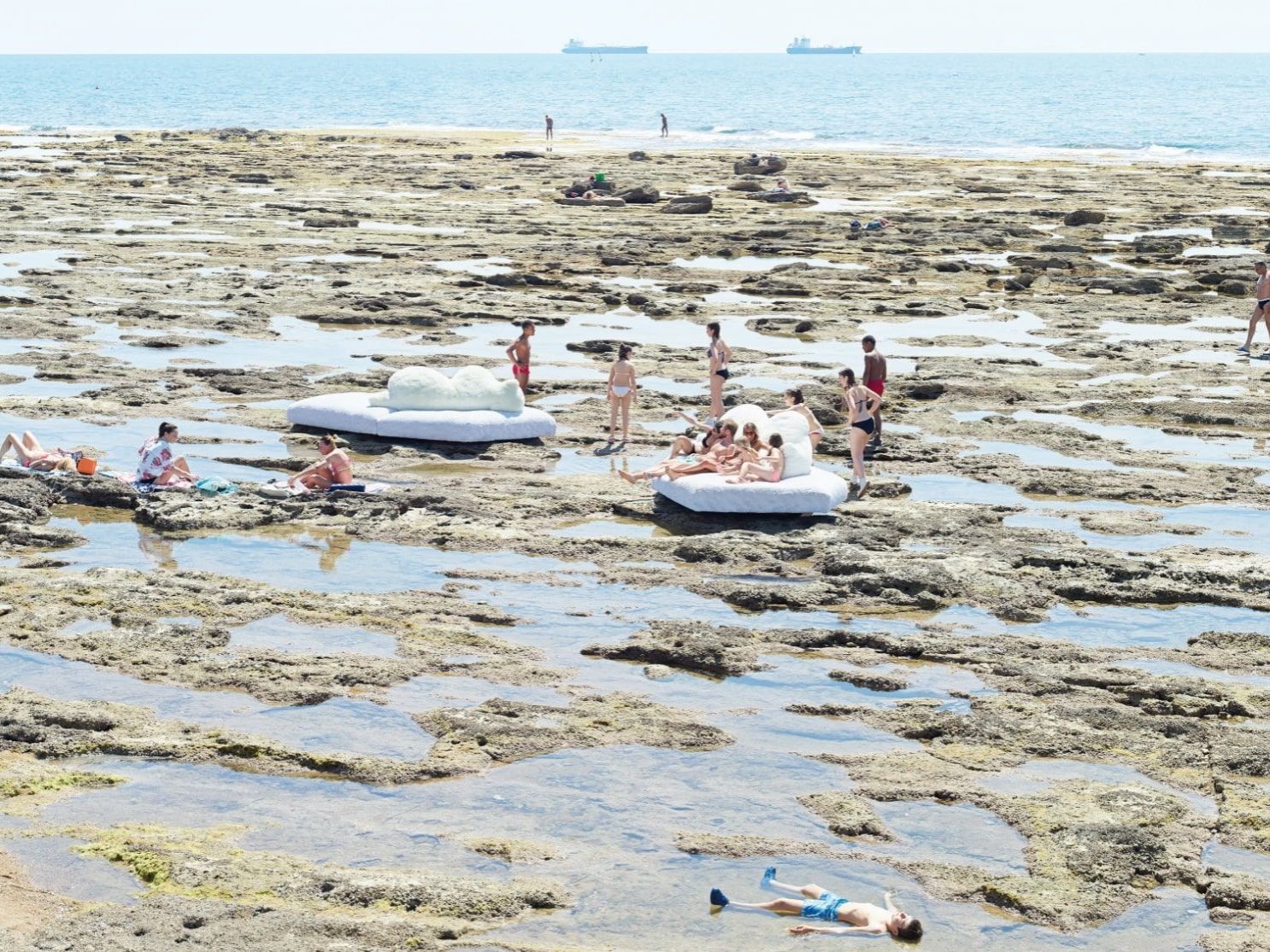  Pack. il divano fotografato da Massimo Vitali sugli scogli dell’Accademia Navale a Livorno. 

   