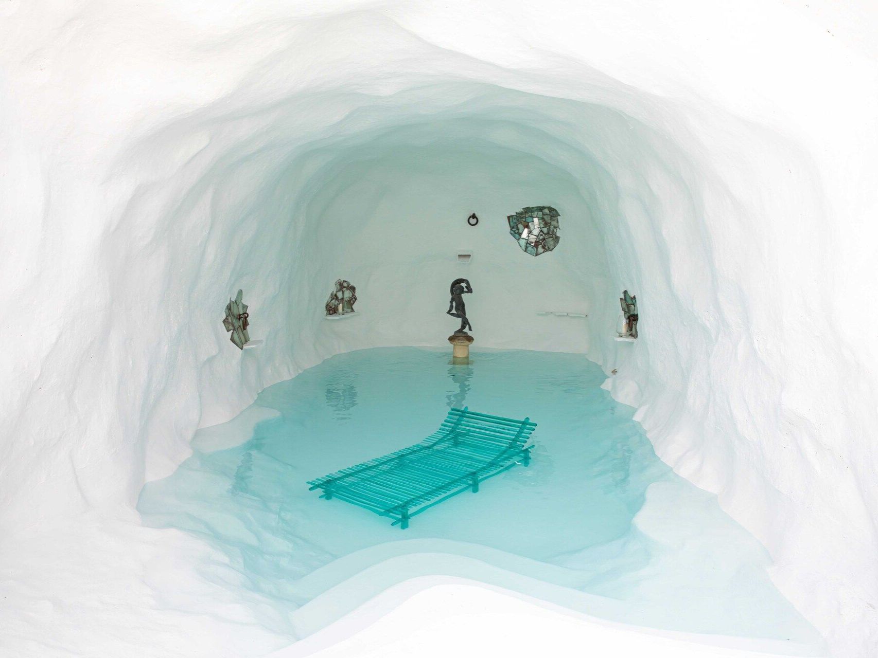 A’mare . Il lettino della collezione di Jacopo Foggini immerso nella vasca realizzata dall’artista Savvas Laz per il progetto della Grotta, nell’approdo dell’isola Li Galli.