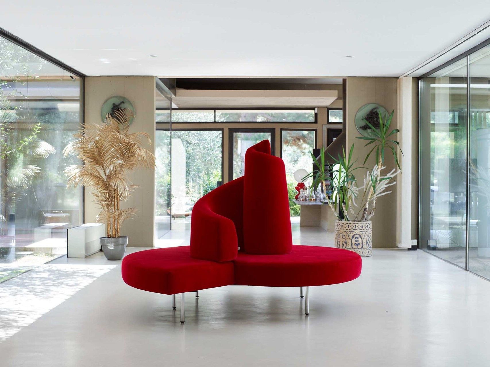   Tatlin . The sofa by Mario Cananzi and Roberto Semprini in the entrance area allows you to contemplate nature from different perspectives. 