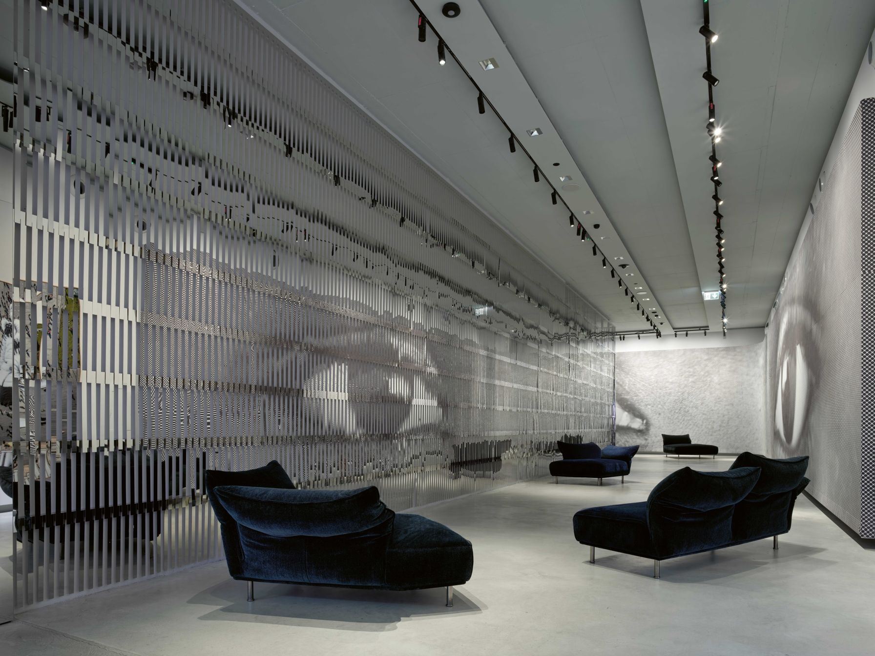 Standalto In the large entrance gallery of the museum with installation of the exhibition “Jr. Déplacé · e · s ".