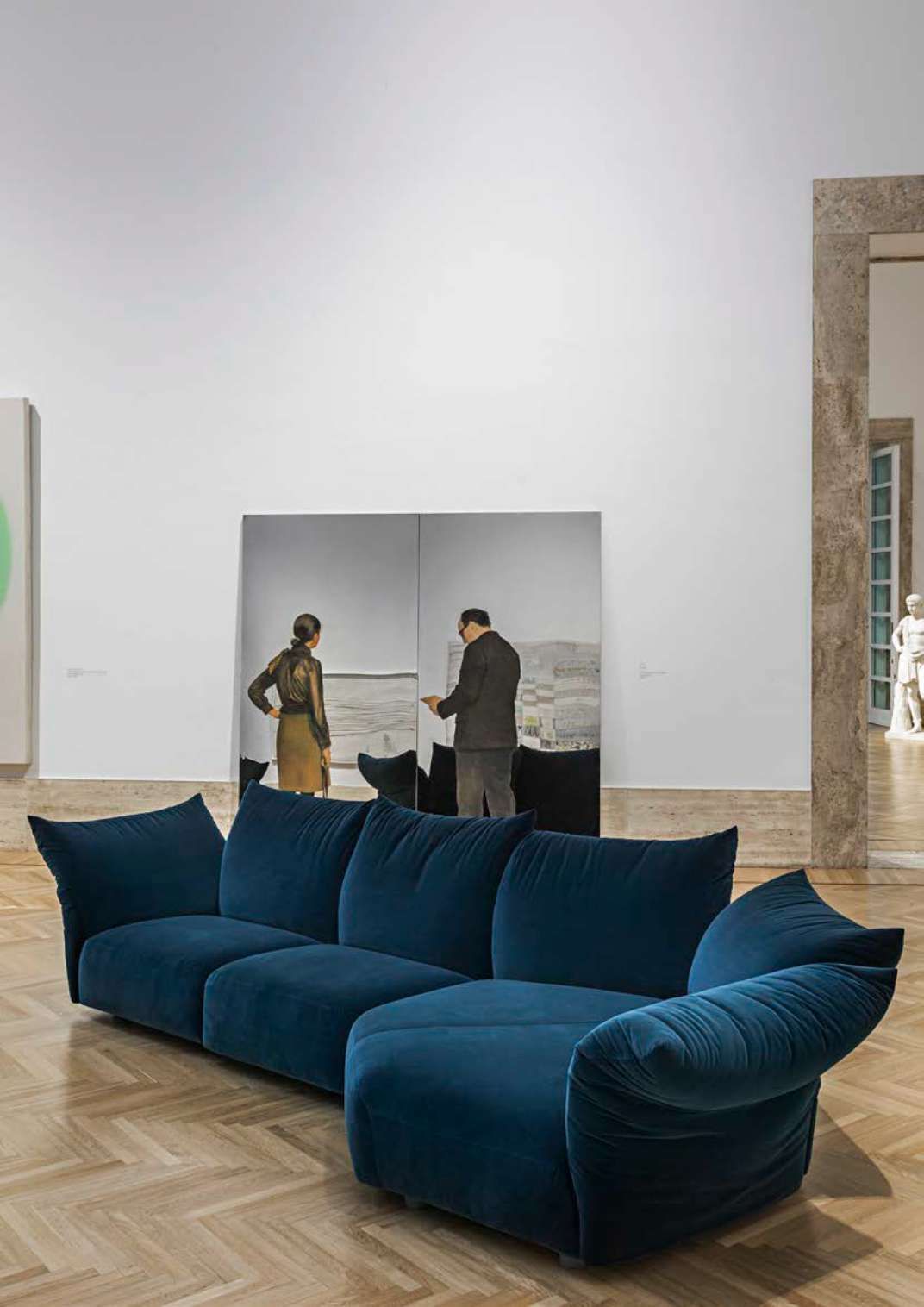   Standard  
The sofa by Francesco Binfaré in front of the work "The Visitors" by Michelangelo Pistoletto, 1968 