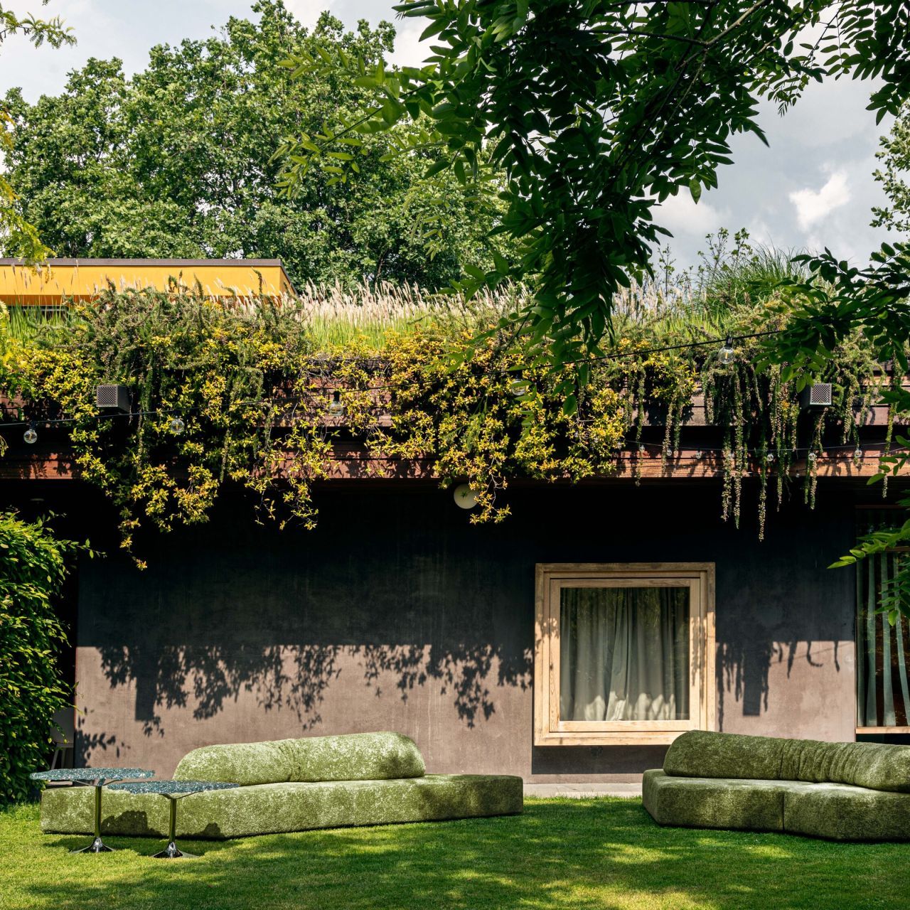  On the Rocks Outdoor and Diamante. 
The sofa upholstered in Every Stone Green Alps Stone and the side tables compose an open-air living room on the villa’s terraces. 