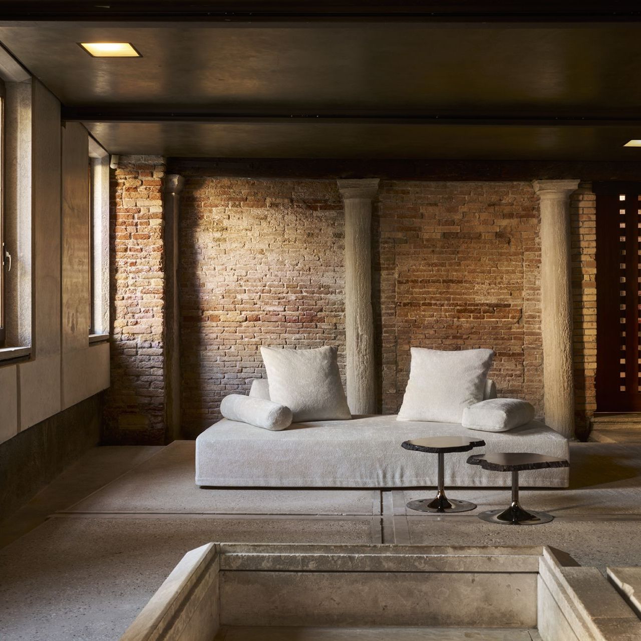  Sherazade and Cicladi. 
On the previous page, the sofa in sand-colored Gentle Cloud and the amber alabaster tables at the entrance to the Scarpa Area. 