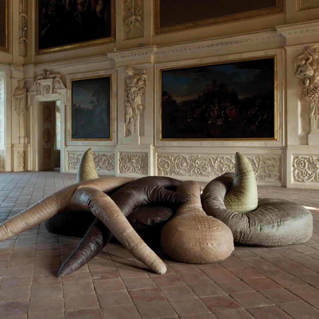  Kaiman Jacaré. Il divano in pelle stampata coccodrillo nei colori naturali alla Reggia di Venaria Reale. 
