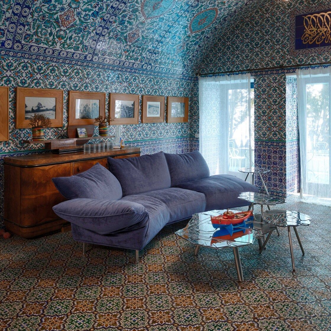   Standalto  e  Brasilia . The sofa by Francesco Binfaré and the mirrored coffee tables by the Campana brothers in one of the rooms of the central villa of Li Galli: a vaulted room entirely covered with Ottoman majolica, commissioned by Rudolf Nureyev. 