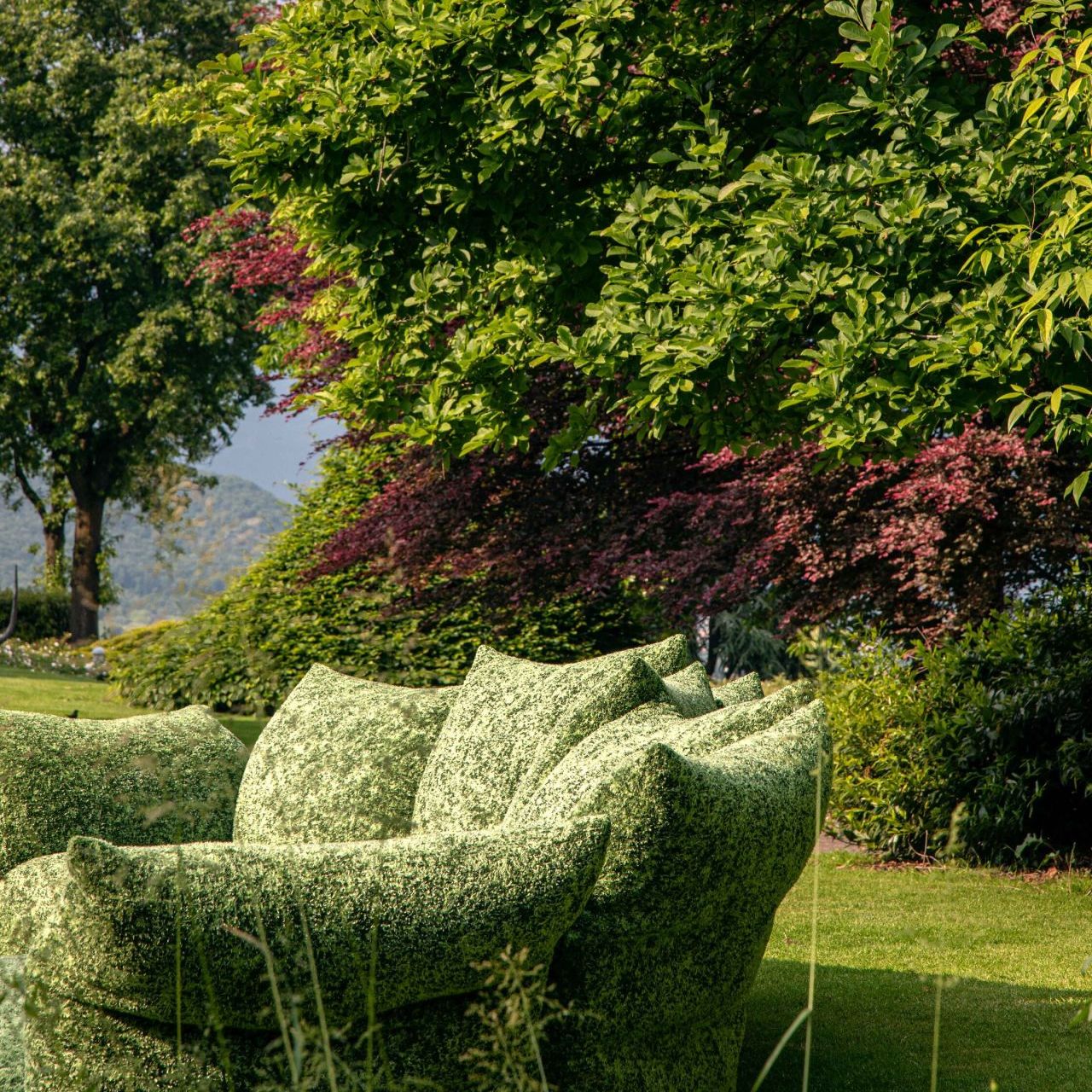  Standard Outdoor. 
Auf den nächsten Seiten fügt sich das mit Every Stone Green Alps bezogene Sofa durch Textur und Farbe in die kraftvolle Natur des Gartens ein. 