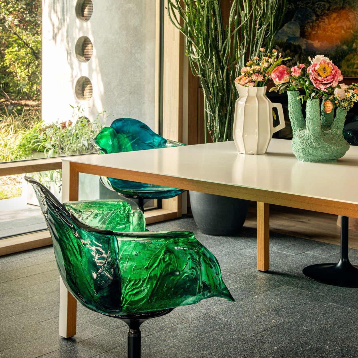  Ella. 
The armchairs create a living landscape in the villa. 