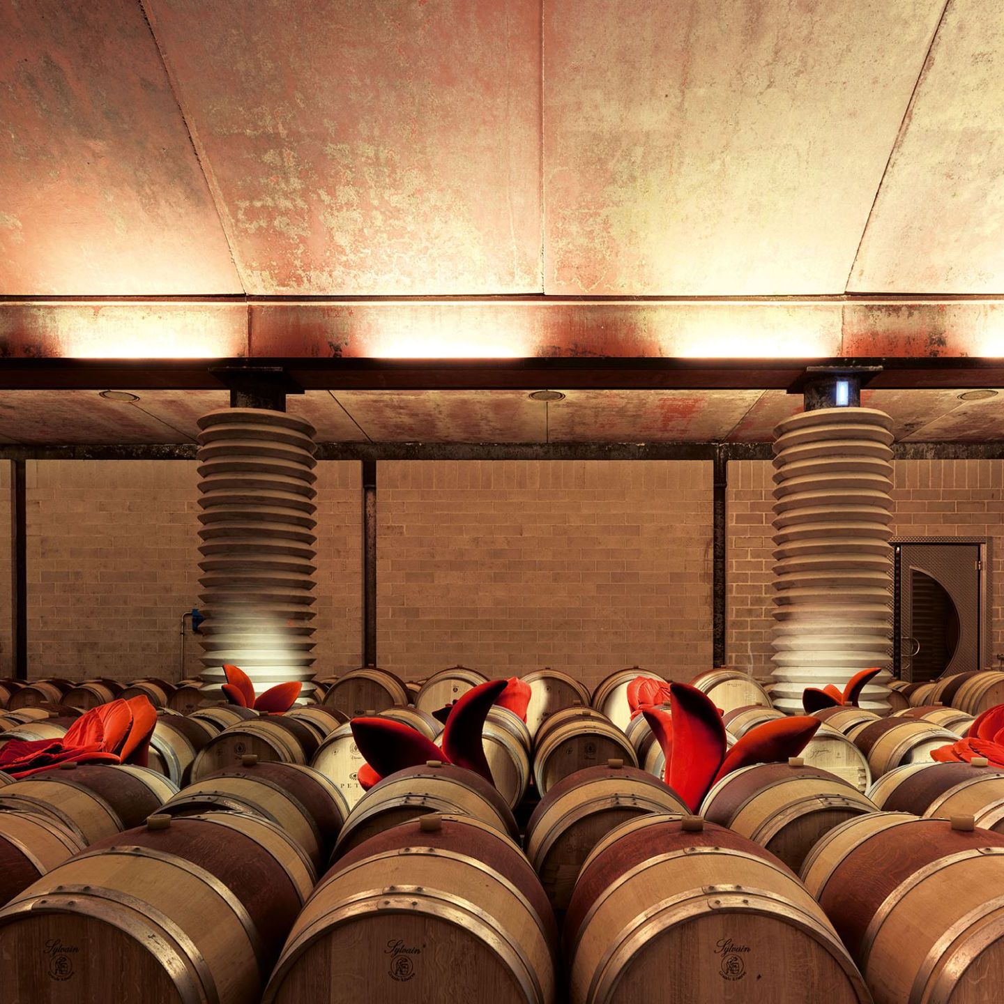  Getsuen and Rose Chair evoke the tones of wine with their intense shades of red. 