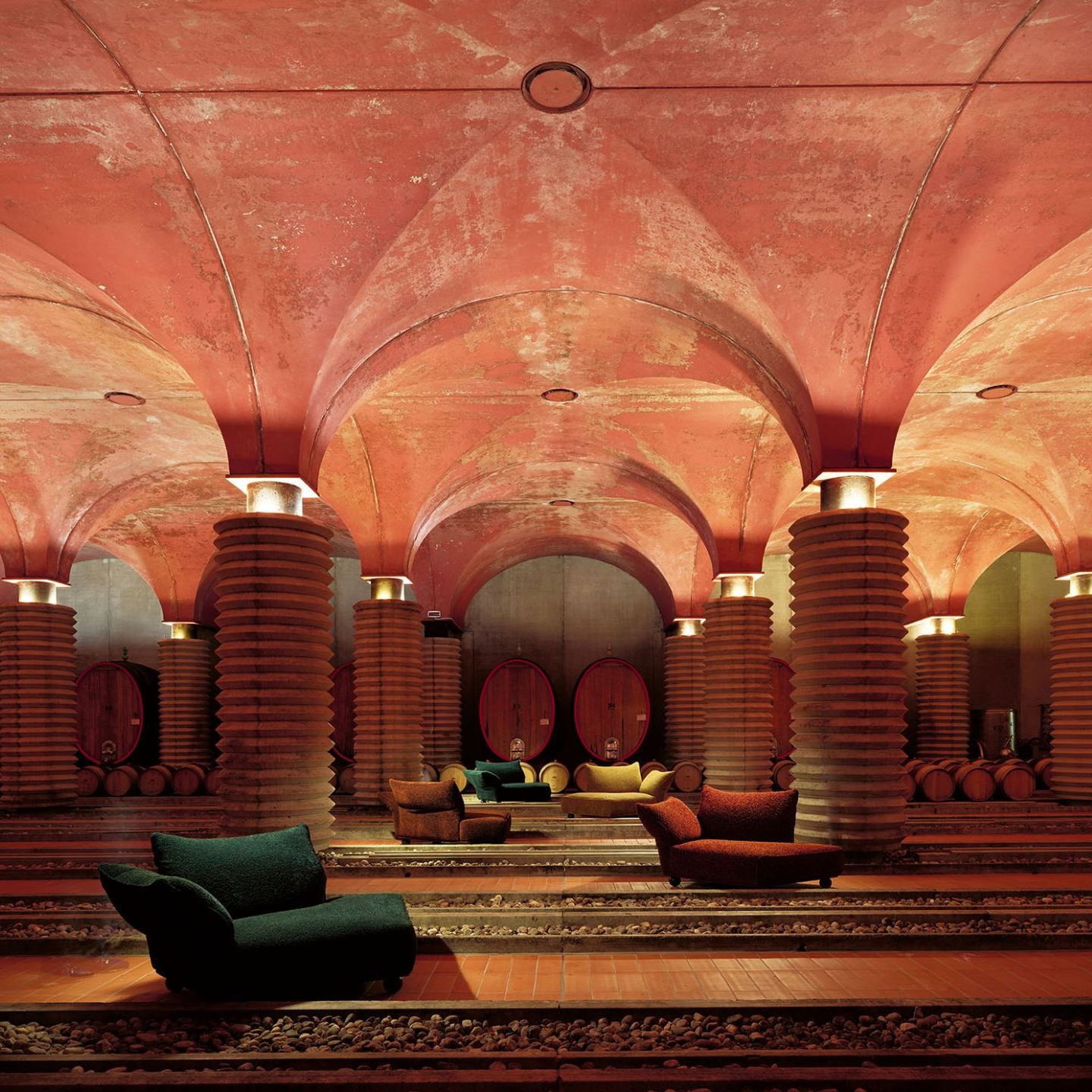  Standway. The chaise longues upholstered in Glossy Matt in natural colours enhance the intimate atmosphere of the barrel cellar. 