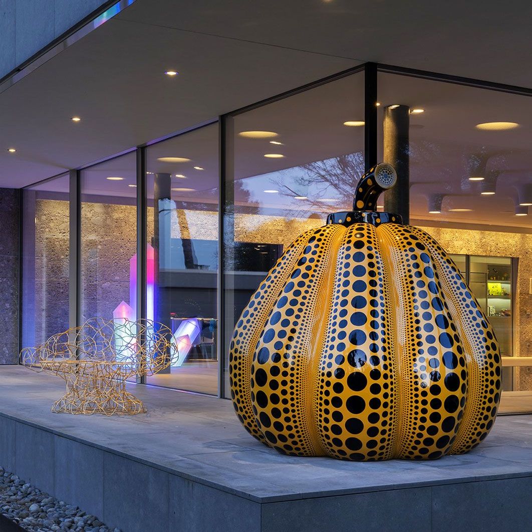   Corallo , the gold version, next to Yayoi Kusama’s Pumpkin 