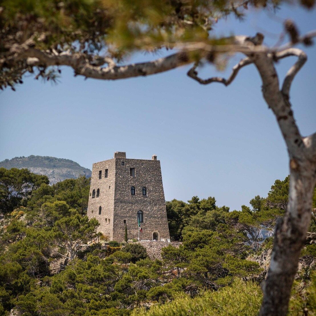  La torre saracena fatta restaurare da Léonide Massine. 