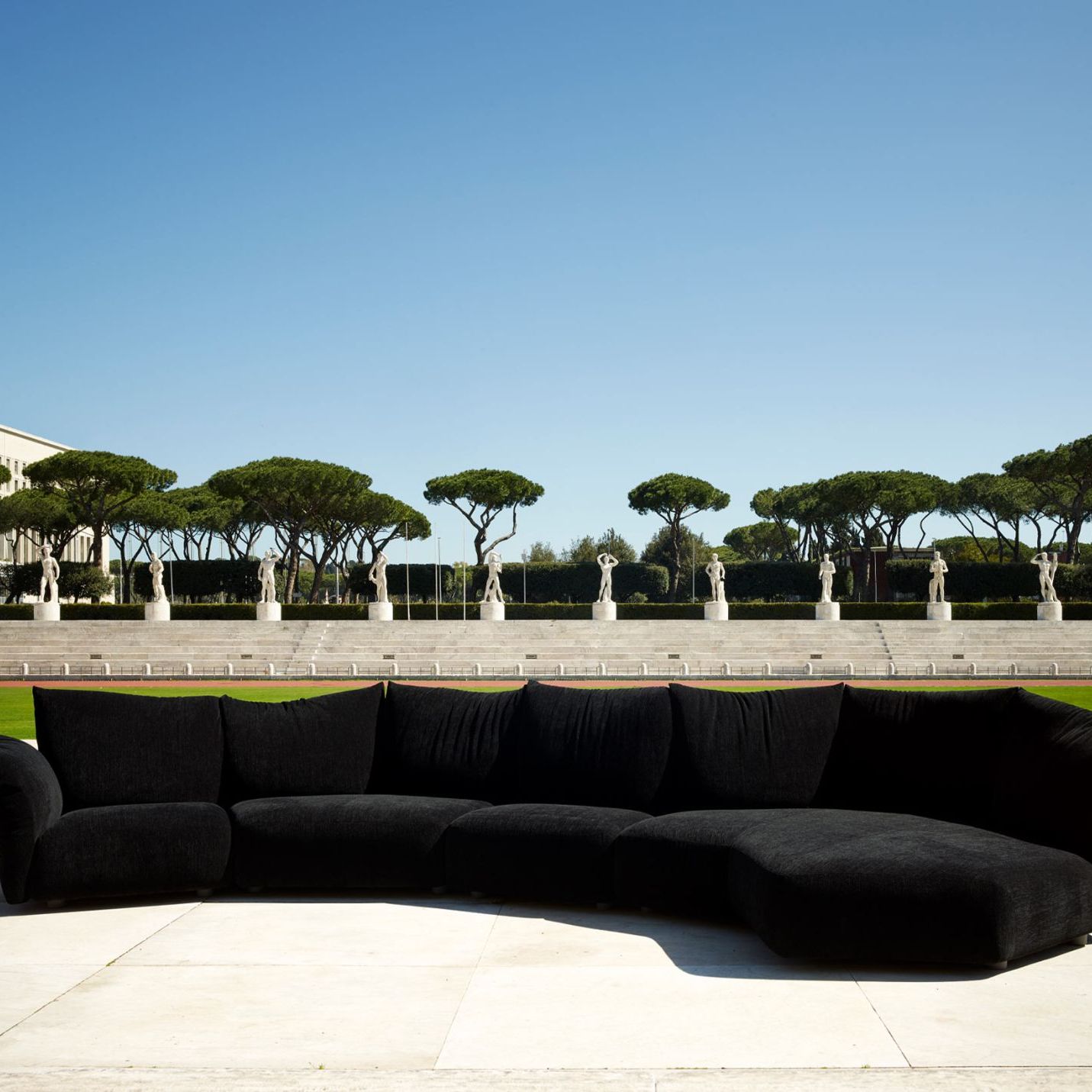   Standard . Il divano di Francesco Binfaré nell’allestimento speciale dello Stadio dei Marmi a Roma. Sullo sfondo le 60 statue marmoree che rappresentano le discipline sportive. 