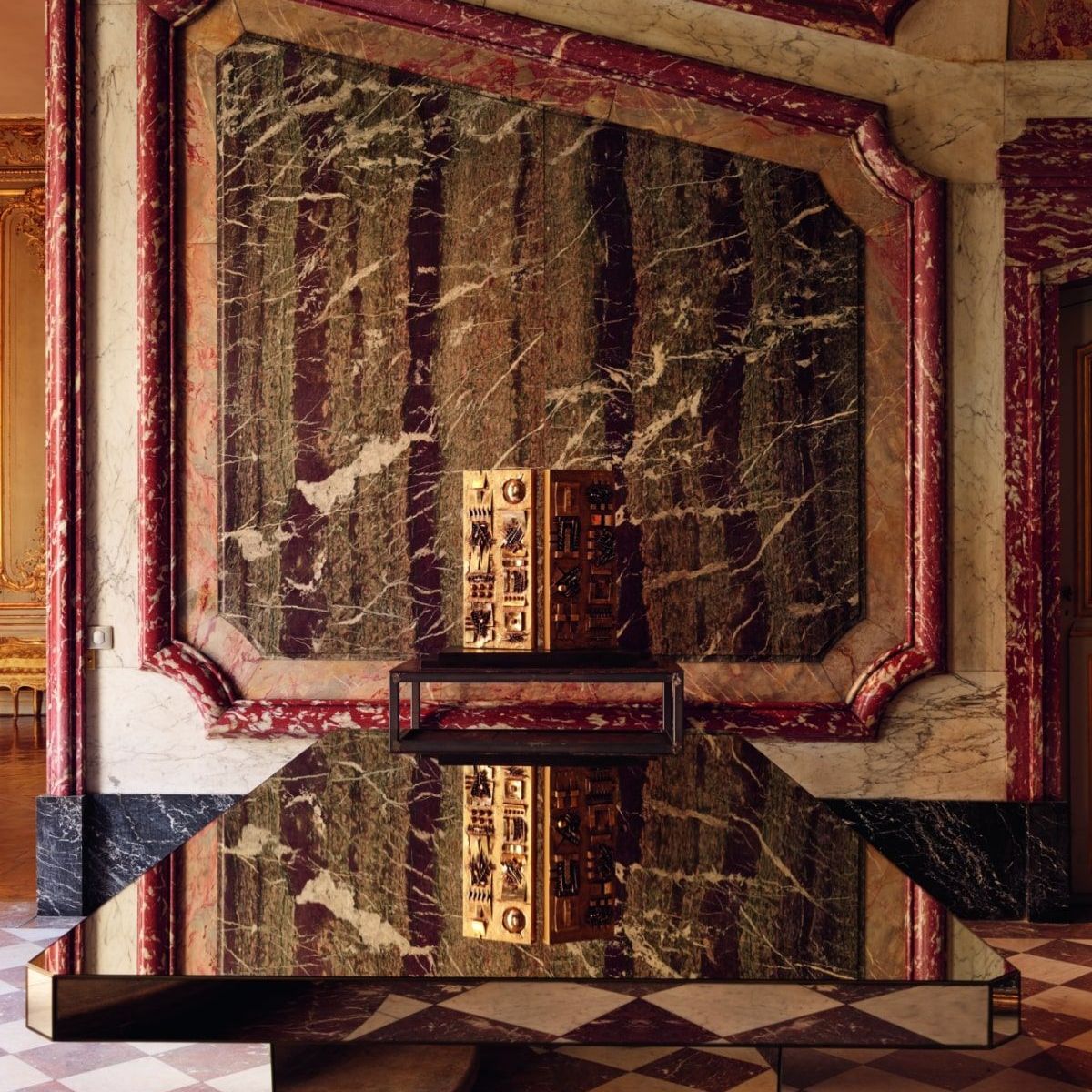  Phantom. The all-over mirror table reflects the polychrome marbles adorning the Grand Staircase walls. 