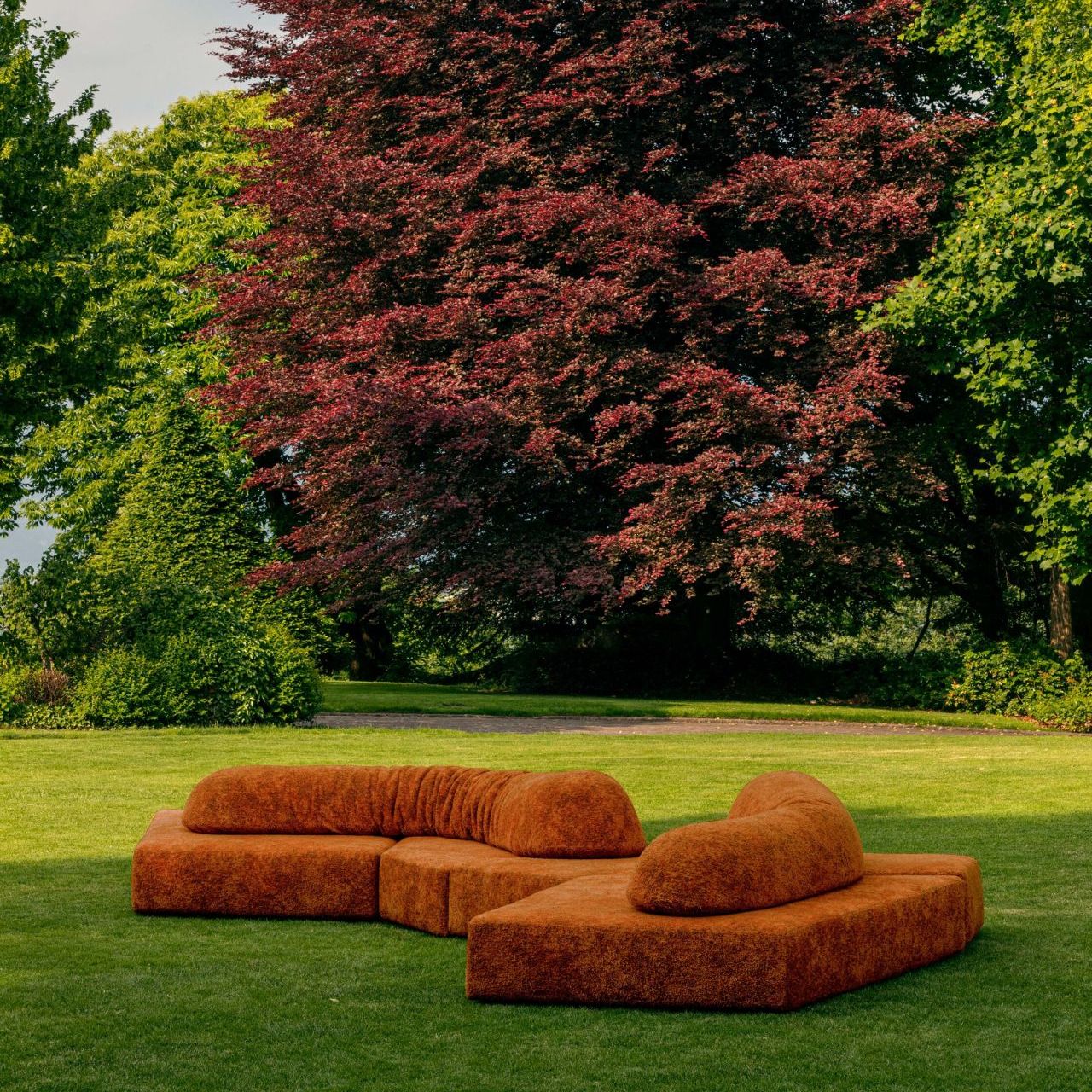  On the Rocks Outdoor 
Bezogen mit Every Stone Imperial Red im Garten mit Blick auf den Iseosee. 