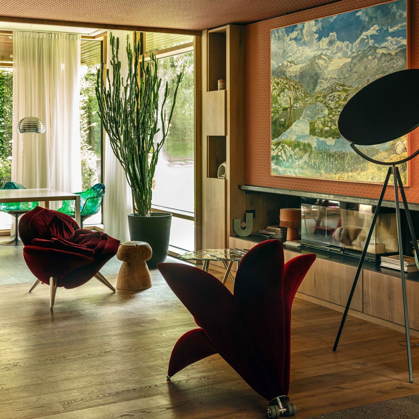  Flowers Collection and Ella. 
Die Sessel schaffen eine lebendige Landschaft in der Villa. 
