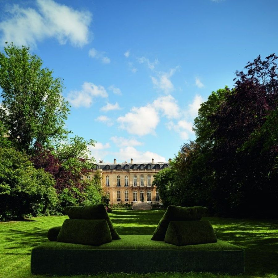  Sherazade Outdoor covered in Every Place fabric complements the lawn's verdant green. 