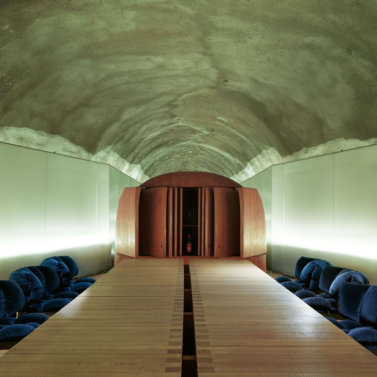  Blue Velvet. The armchairs line up at the long oak table and welcome visitors 
with their soft shapes 