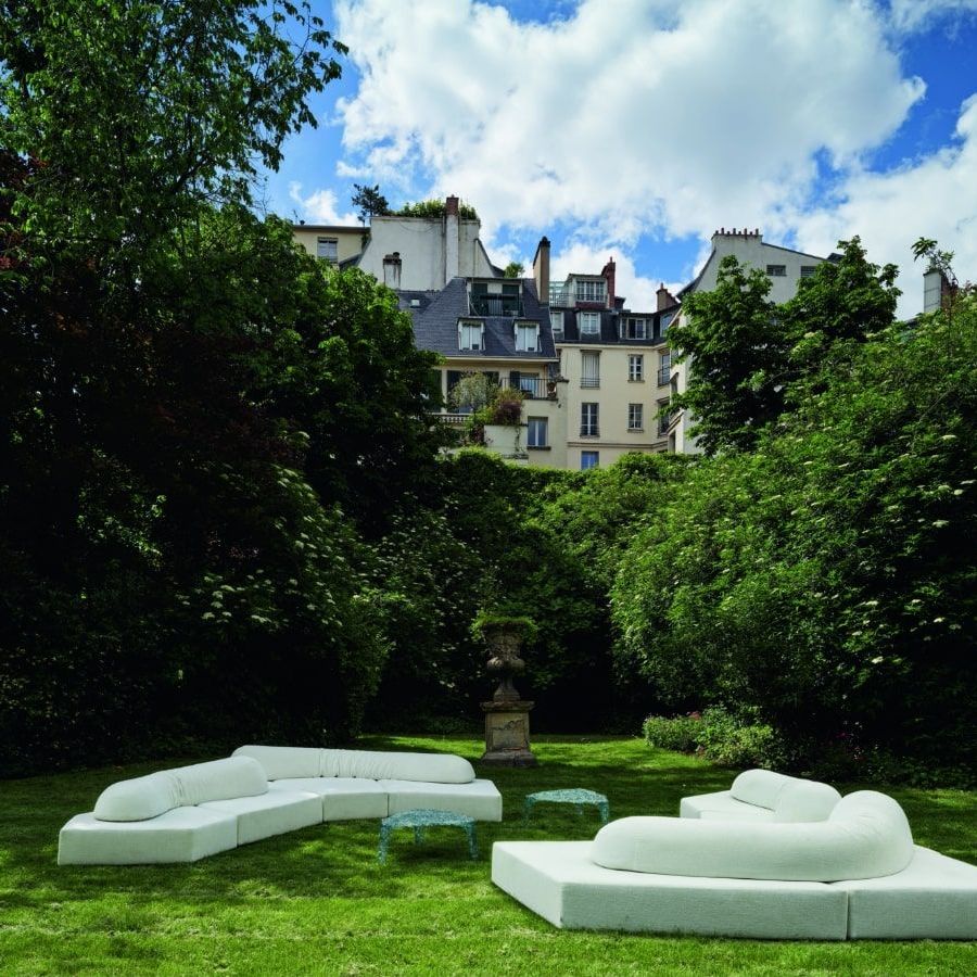  Outdoor On the Rocks and Veronica. The white sofa covered with Every Place and the coffee tables create an island in the greenery of the Embassy 