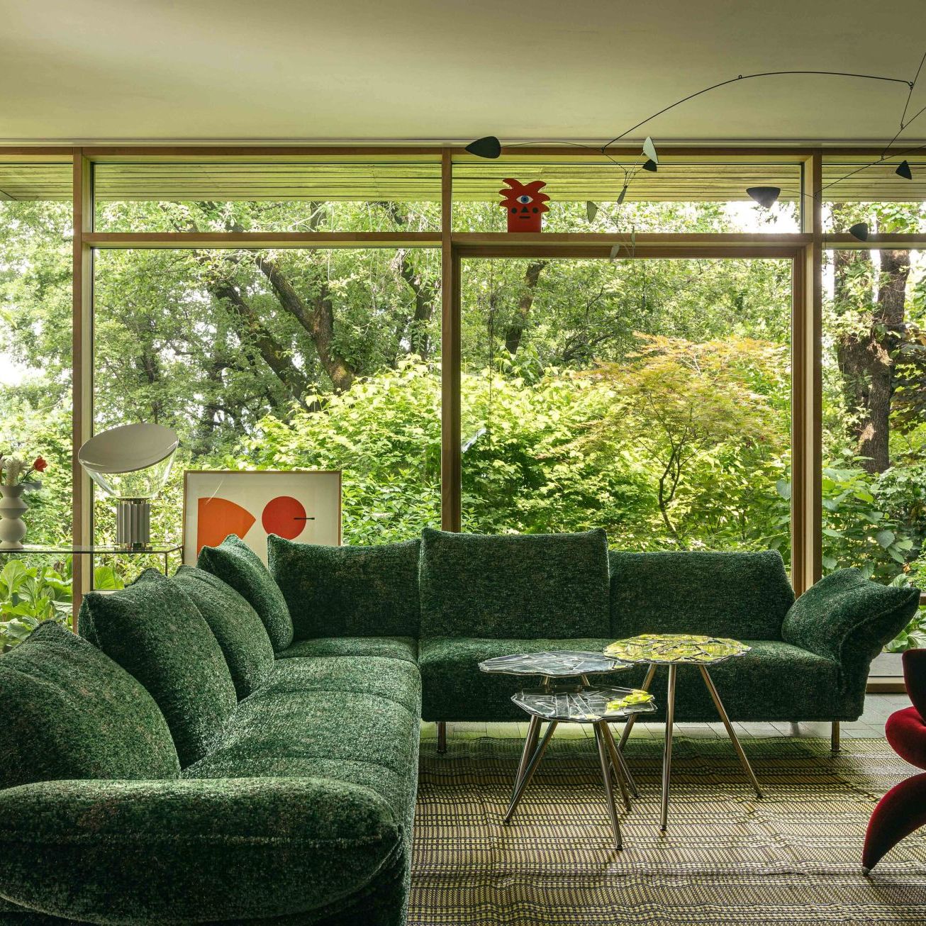  Standalto, Brasilia und Getsuen. Im Wohnzimmer treten das mit Gems Malachite bezogene Sofa, die Couchtische und der Sessel in Dialog mit der Umgebung. 