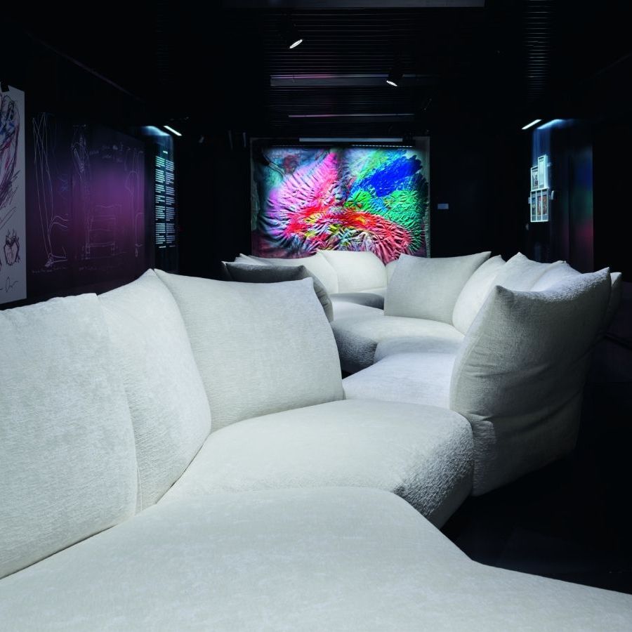  Standard in a sinuous composition, accompanies visitors on a discovery of Francesco Binfaré’s thinking and work. 
