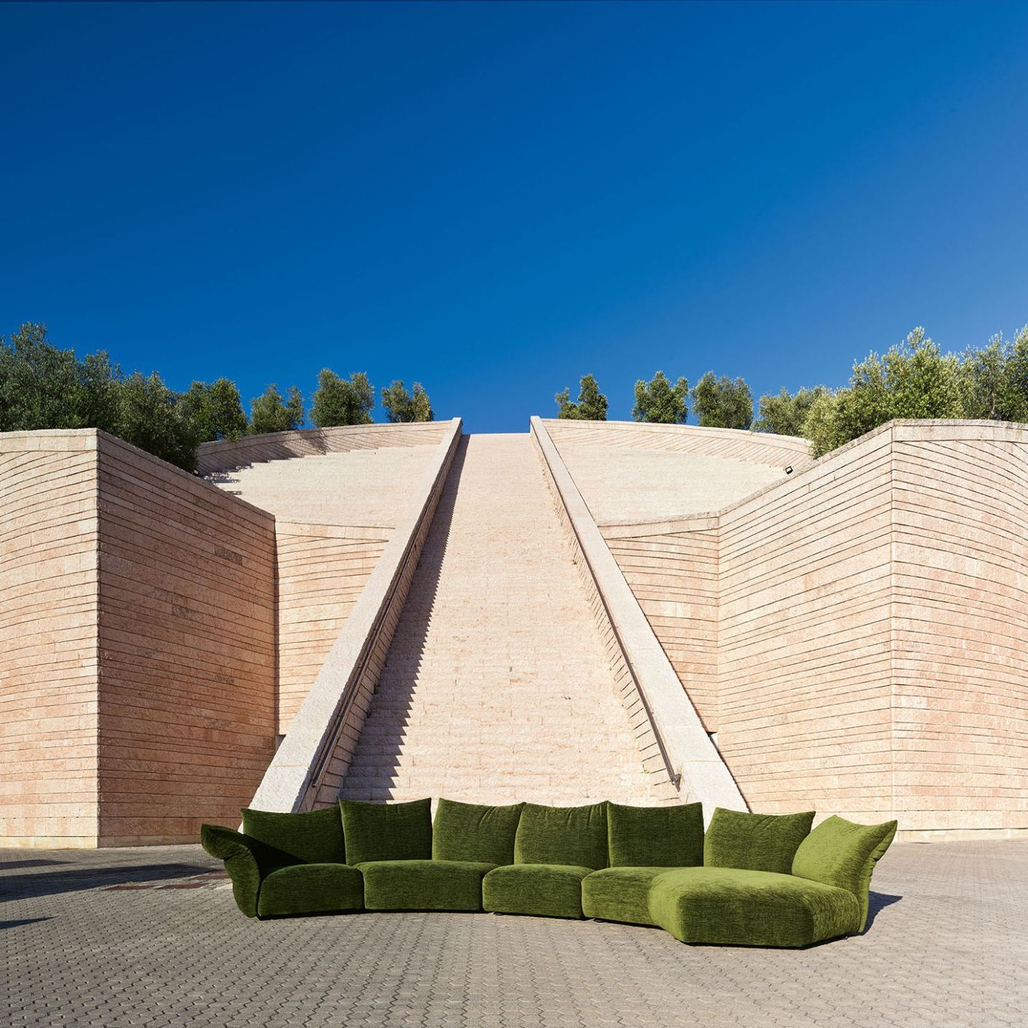  Standard Outdoor. Previous page, the intense green of Every Place material echoes the vineyards surrounding the winery. 