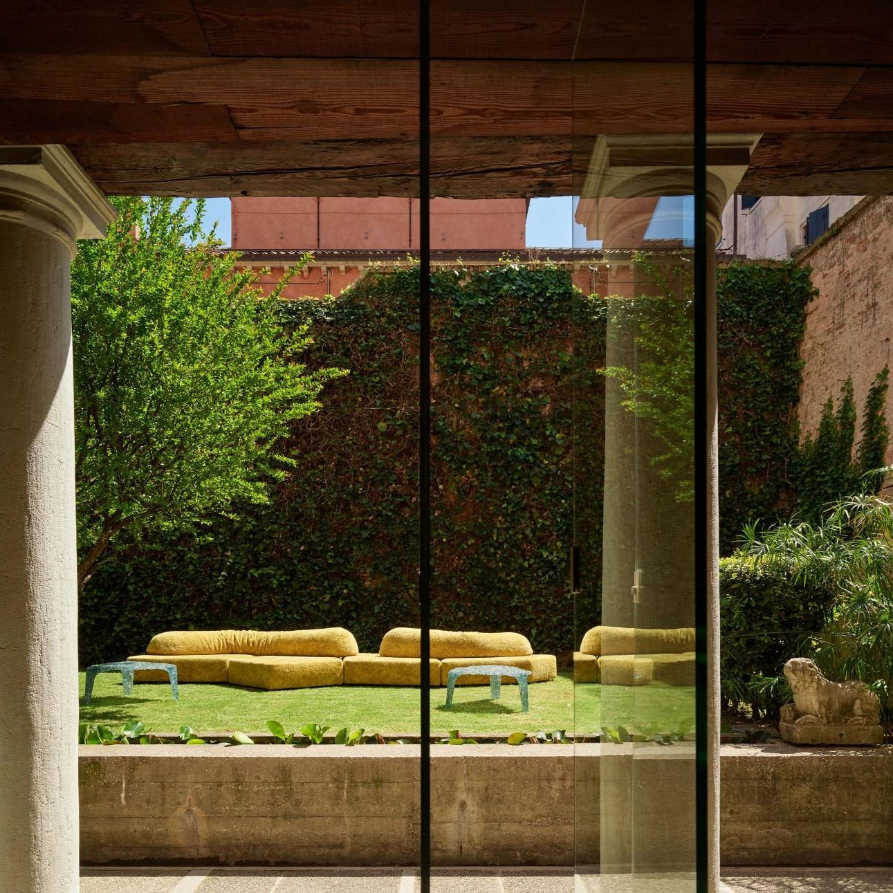  On the Rocks Outdoor and Veronica. 
This page and previous page, the sofa upholstered in Royal Yellow Every Stone and the coffee tables in the garden designed by Carlo Scarpa. 