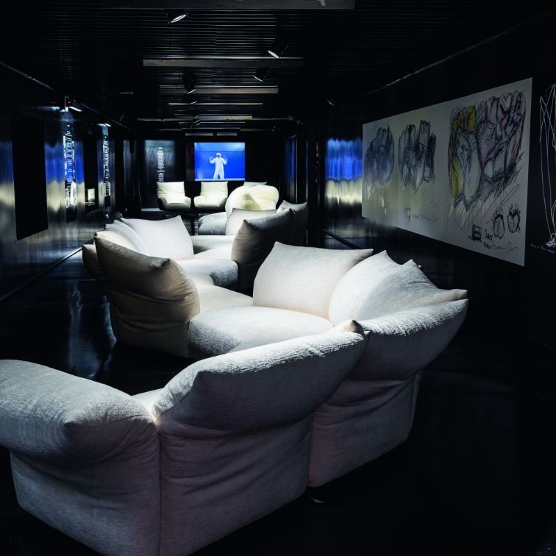  Standard in a sinuous composition, accompanies visitors on a discovery of Francesco Binfaré’s thinking and work. 