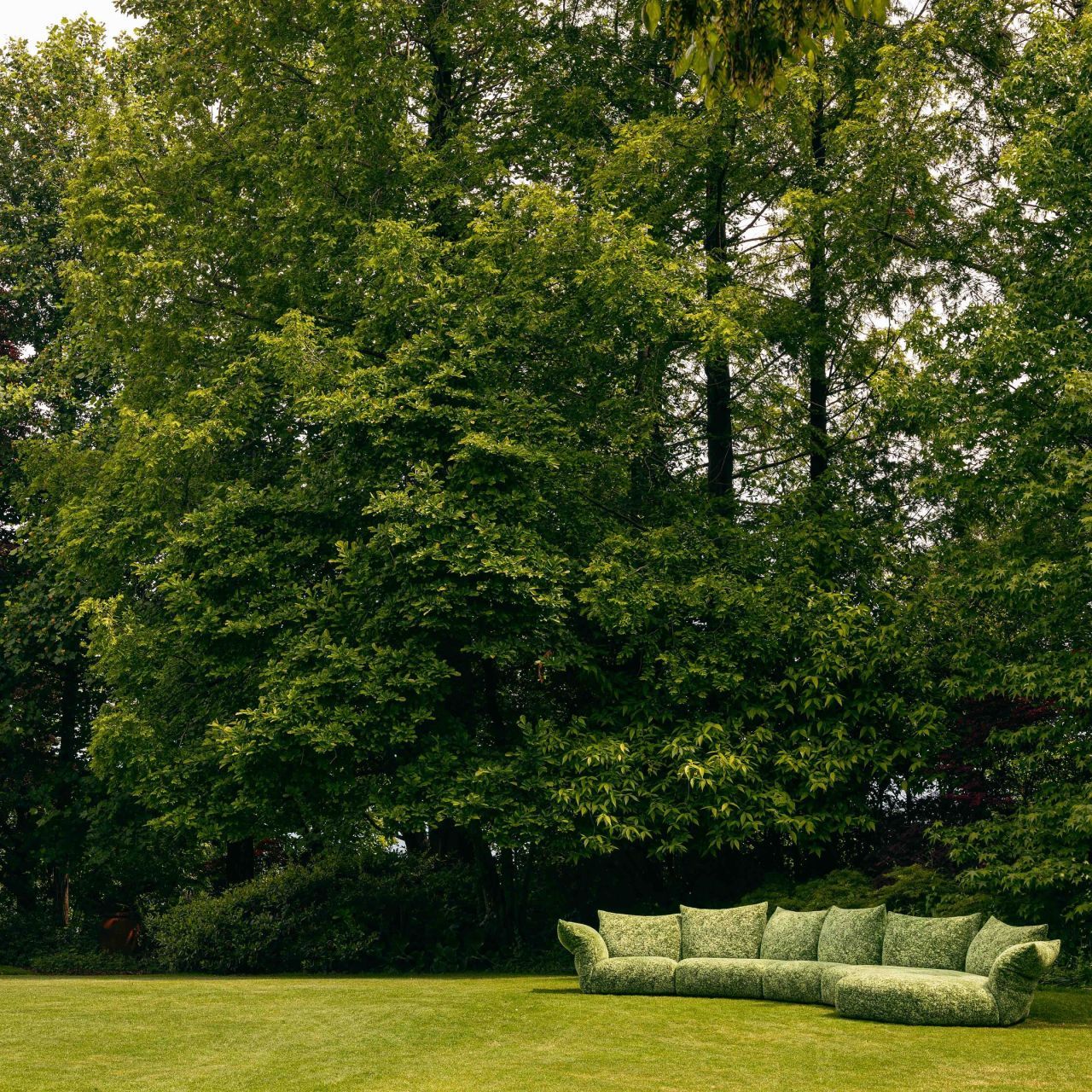  Standard Outdoor. 
Next pages, the sofa upholstered in Every Stone Green Alps blends with the garden’s powerful nature through texture and colour. 