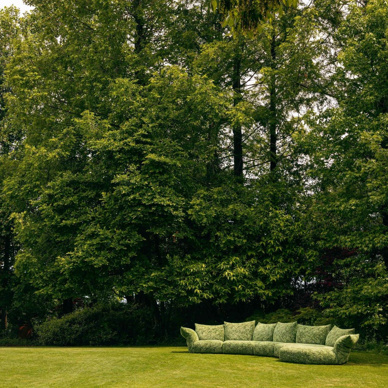  Standard Outdoor. 
Auf den nächsten Seiten fügt sich das mit Every Stone Green Alps bezogene Sofa durch Textur und Farbe in die kraftvolle Natur des Gartens ein. 