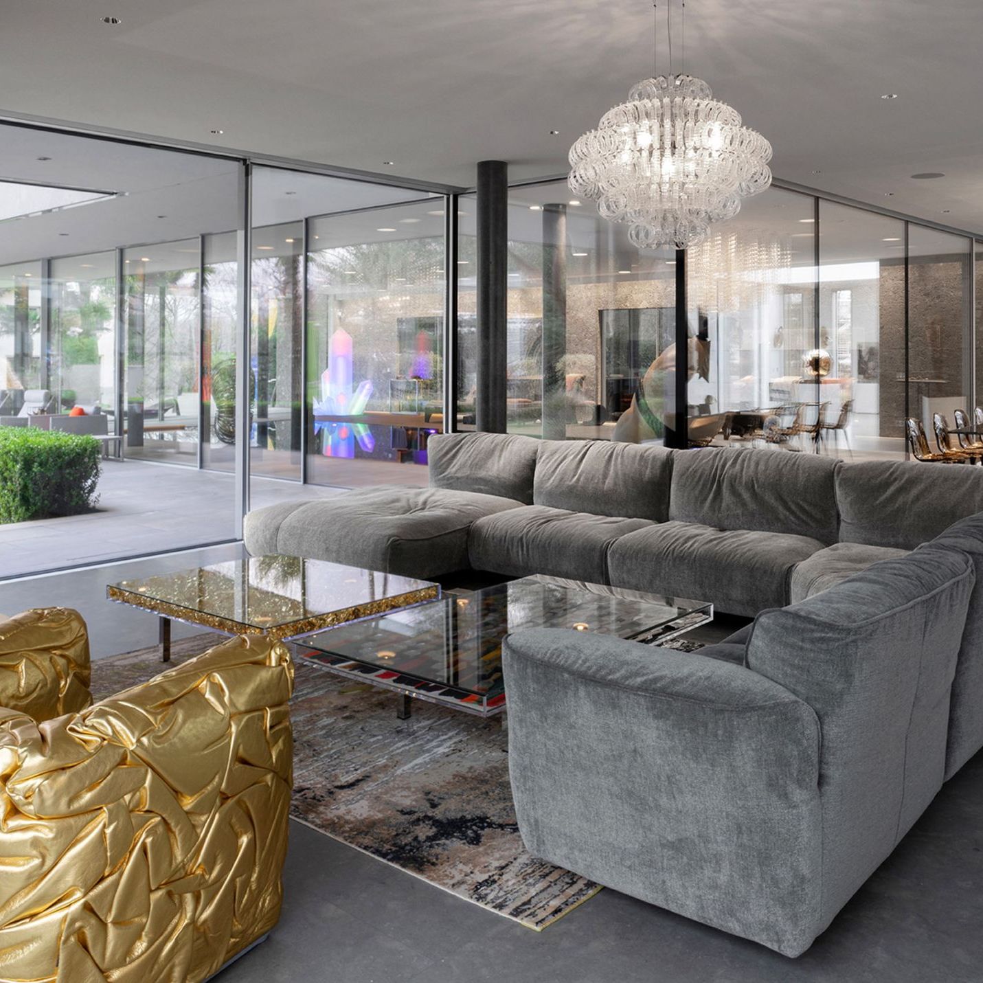   Grande Soffice  &  Sponge  das Sofa bzw. der Sessel zieren den Wohnbereich der Villa