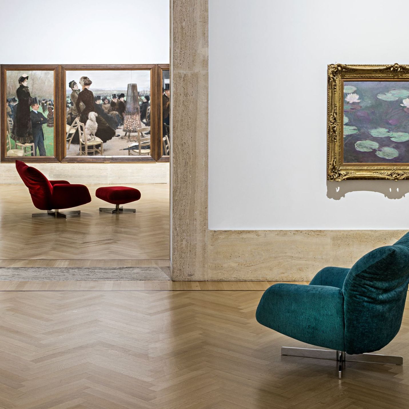   Chiara . Francesco Binfaré’s armchairs admire Giuseppe De Nittis’ The Races at the Bois de Boulogne, 1881, and Claude Monet’s Pink Waterlilies, 1898. 