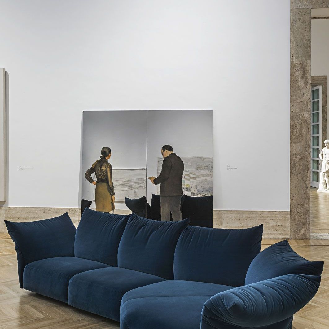   Standard . Das Sofa von Francesco Binfaré vor dem Werk fronte I Visitatori (Die Besucher)von Michelangelo Pistoletto, 1968 