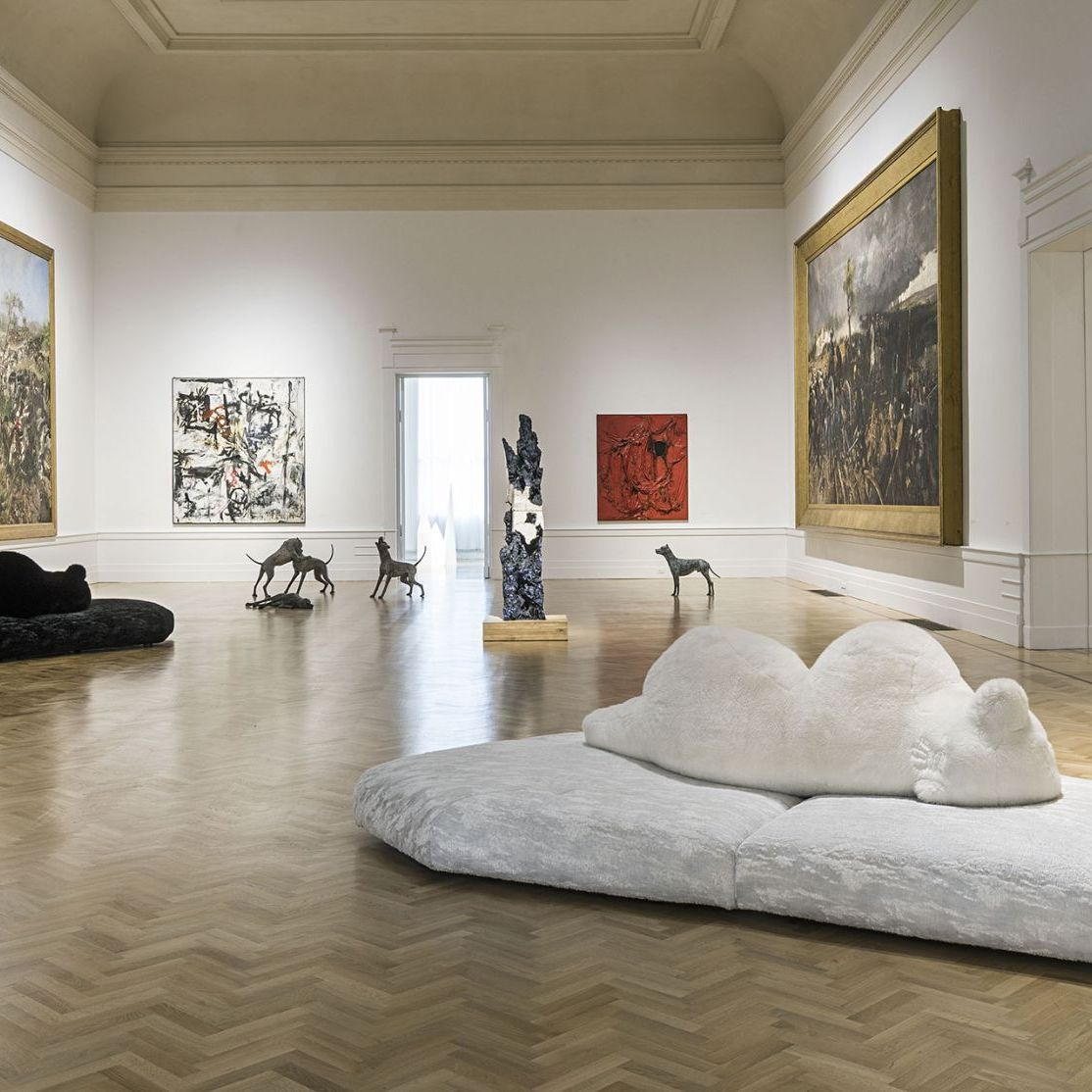   Pack . I divani di Francesco Binfaré nelle versioni bianca e nera all’interno della sala dedicata al tema della guerra. 
