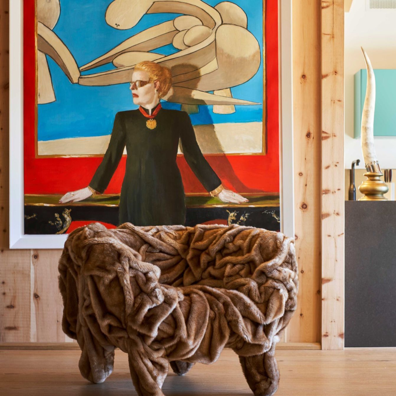   Boa  Le fauteuil des frères Campania devant une œuvre de Julio Larraz. 