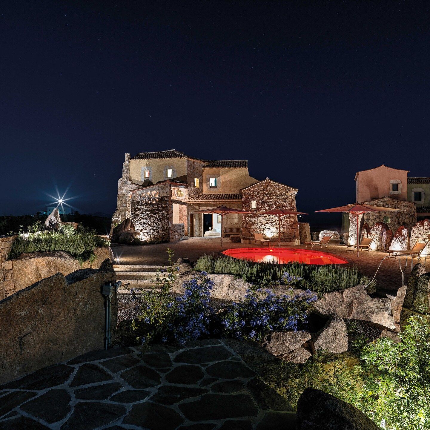  Night view of Villa il Faro which underlines the love for nature and for the granitic stone of Sardinia of Couëlle, which found its most spectacular inclination in the relationship with landscape. 